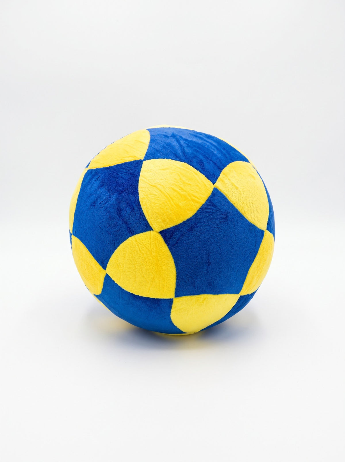 Korfbalknuffel: een knuffel in de vorm van een korfbal, blauw met gele vlakken