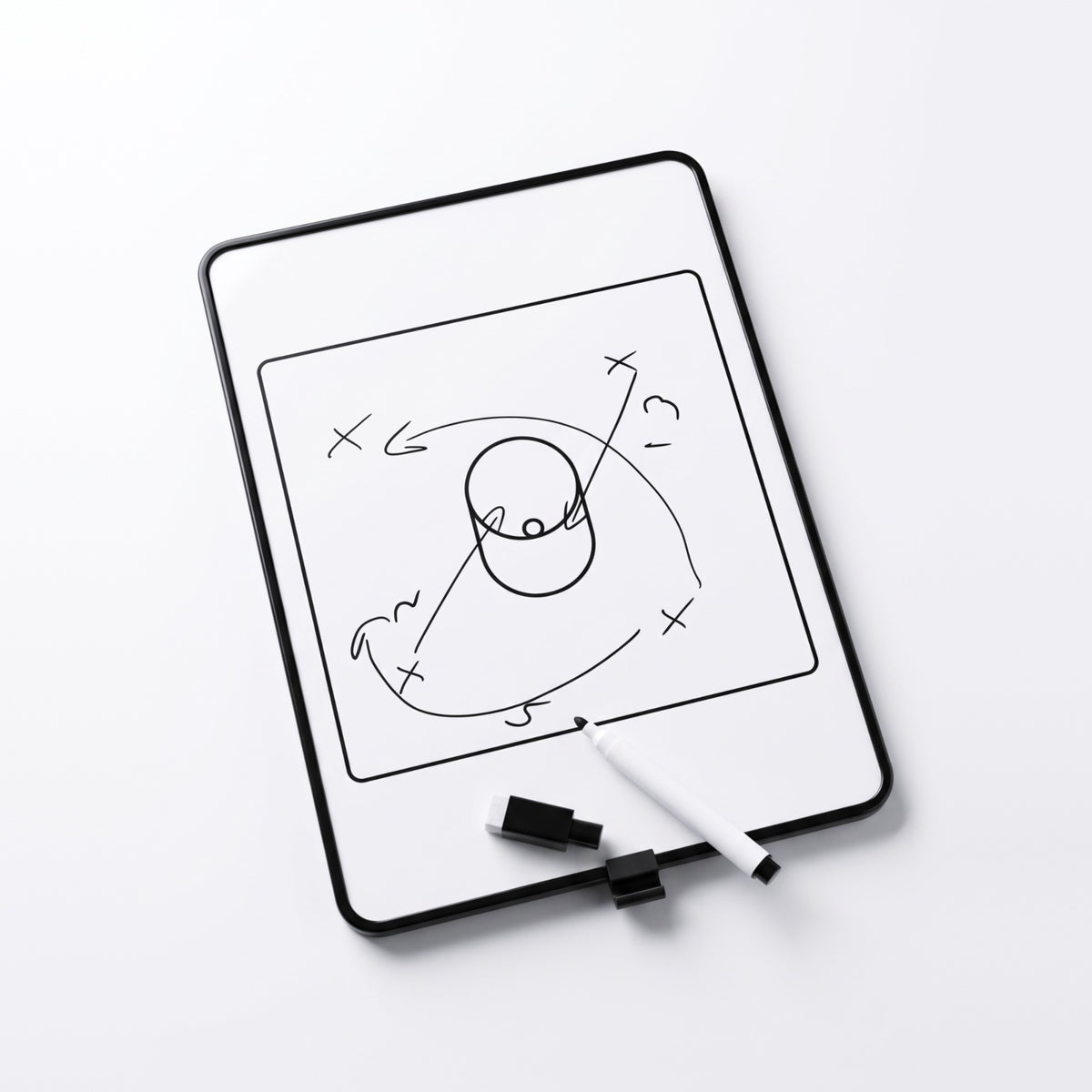 TACTIEKBORD met een getekende tactiek op het korfbalveld, met de stift en de dop met wisser ernaast