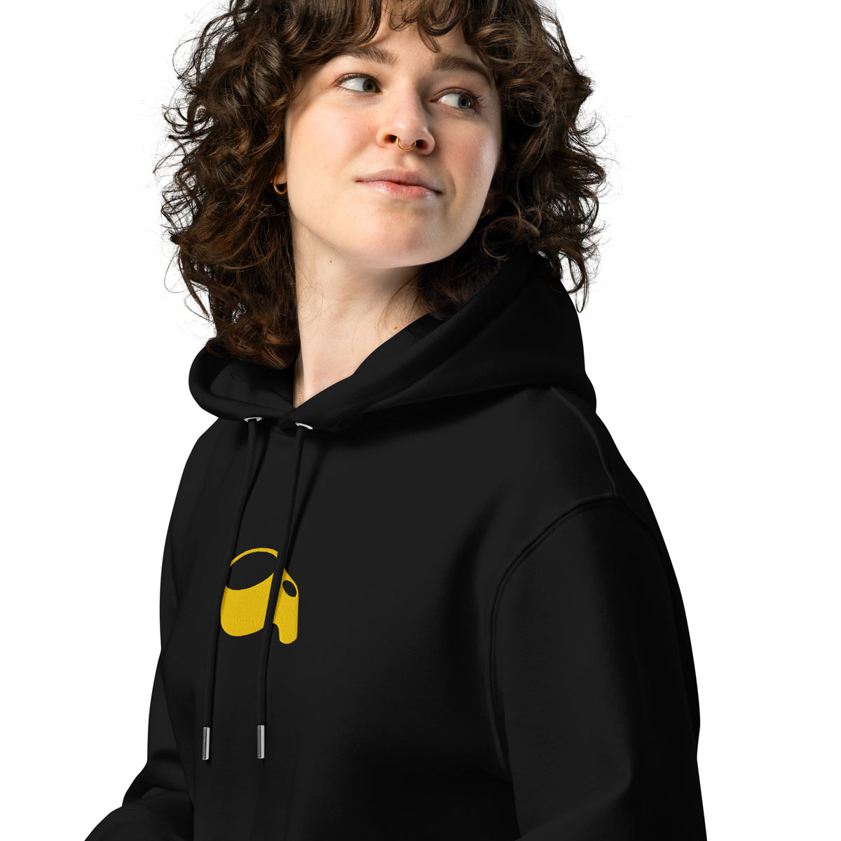 Model in de zwarte hoodie met de gele korf op de borst, van opzij