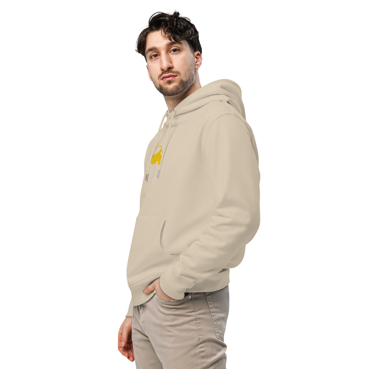 Model in de zandkleurige hoodie met de gele korf op de borst, van opzij