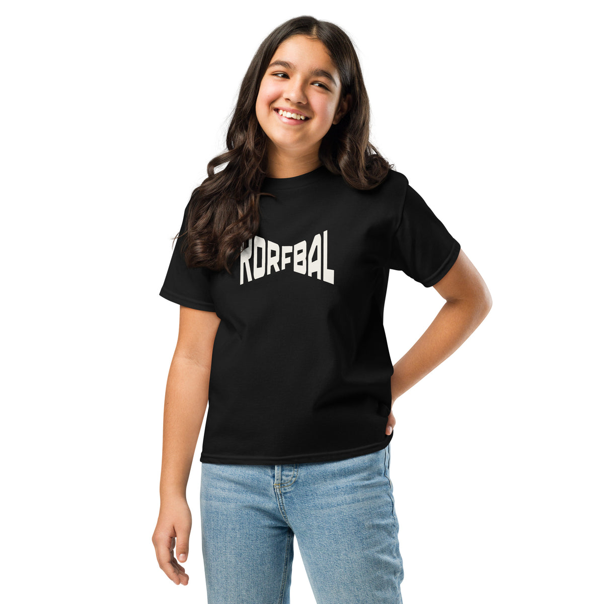 Kind in het zwarte kinder-t-shirt met KORFBAL in brede witte blokletters, hand op de heup