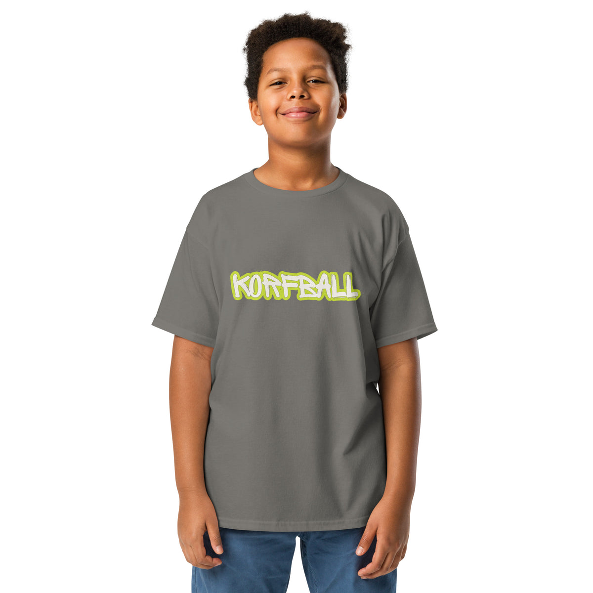 Kind in een donkergrijs kinder-t-shirt met KORFBALL in witte letters met een limegroene rand