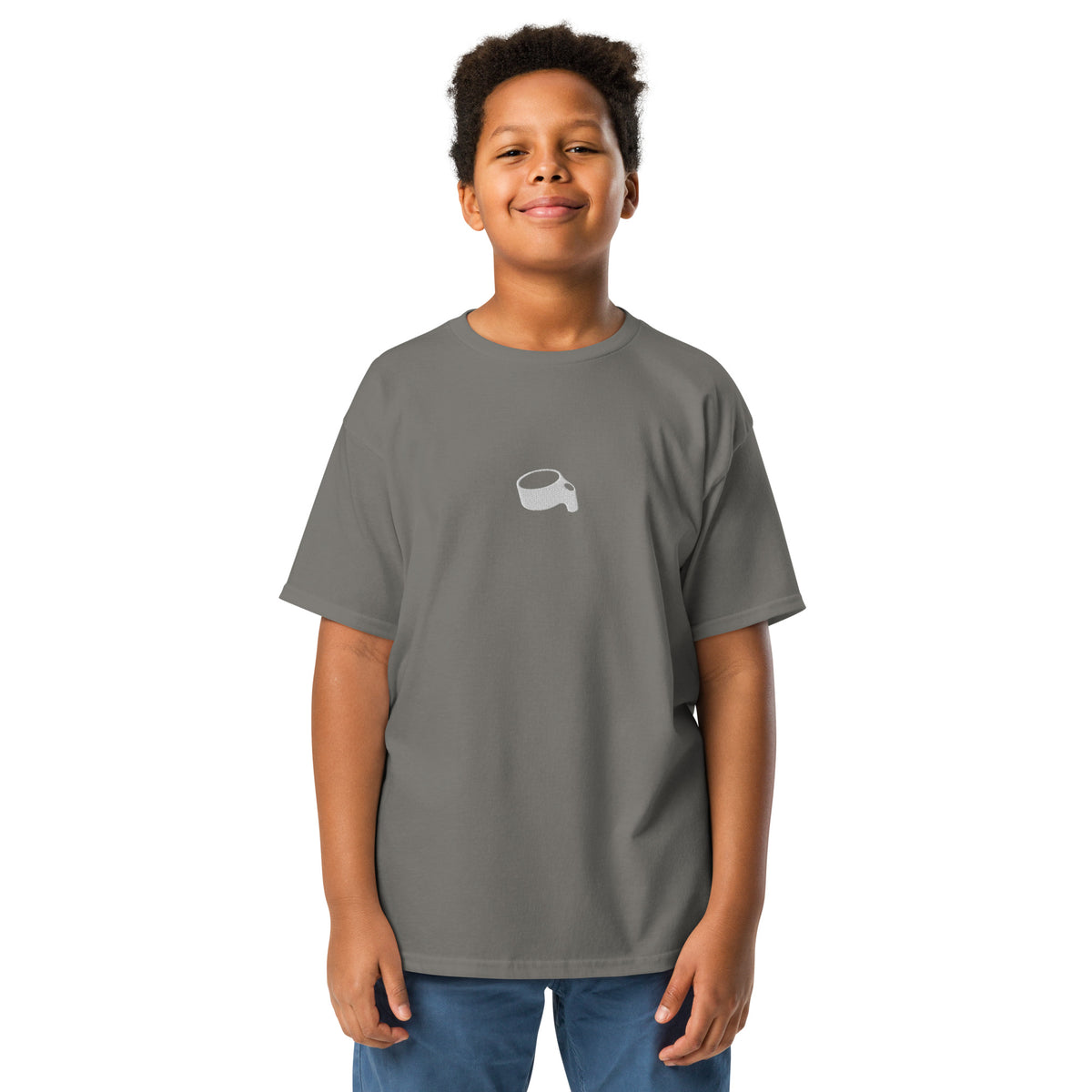 Kind in een donkergrijs kinder-t-shirt met een kleine lichtgrijze korf op de borst