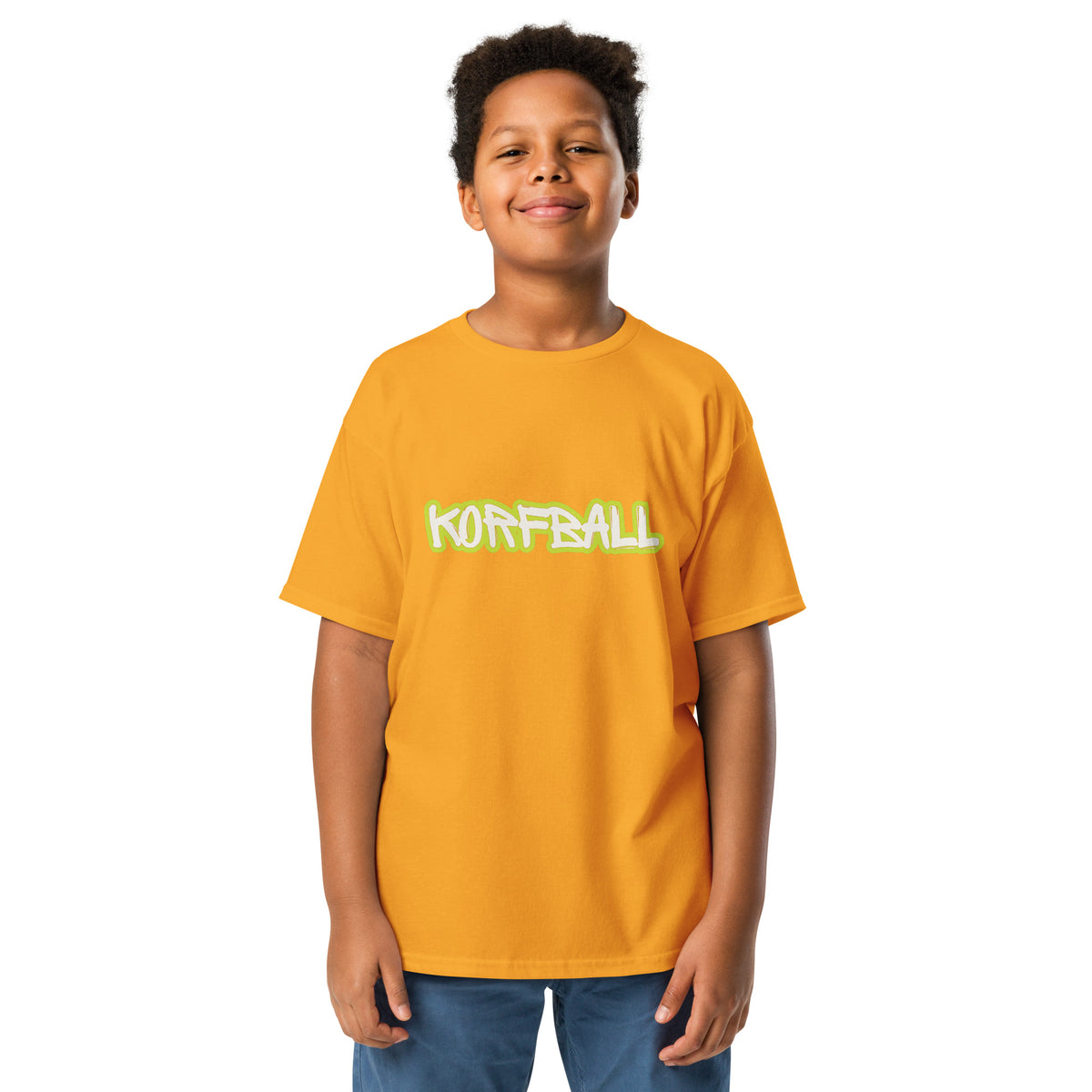 Kind in een oranjegeel kinder-t-shirt met KORFBALL in witte letters met een limegroene rand
