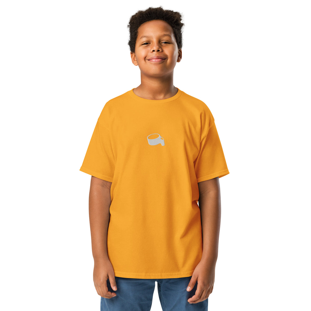 Kind in een oranjegeel kinder-t-shirt met een kleine lichtgrijze korf op de borst