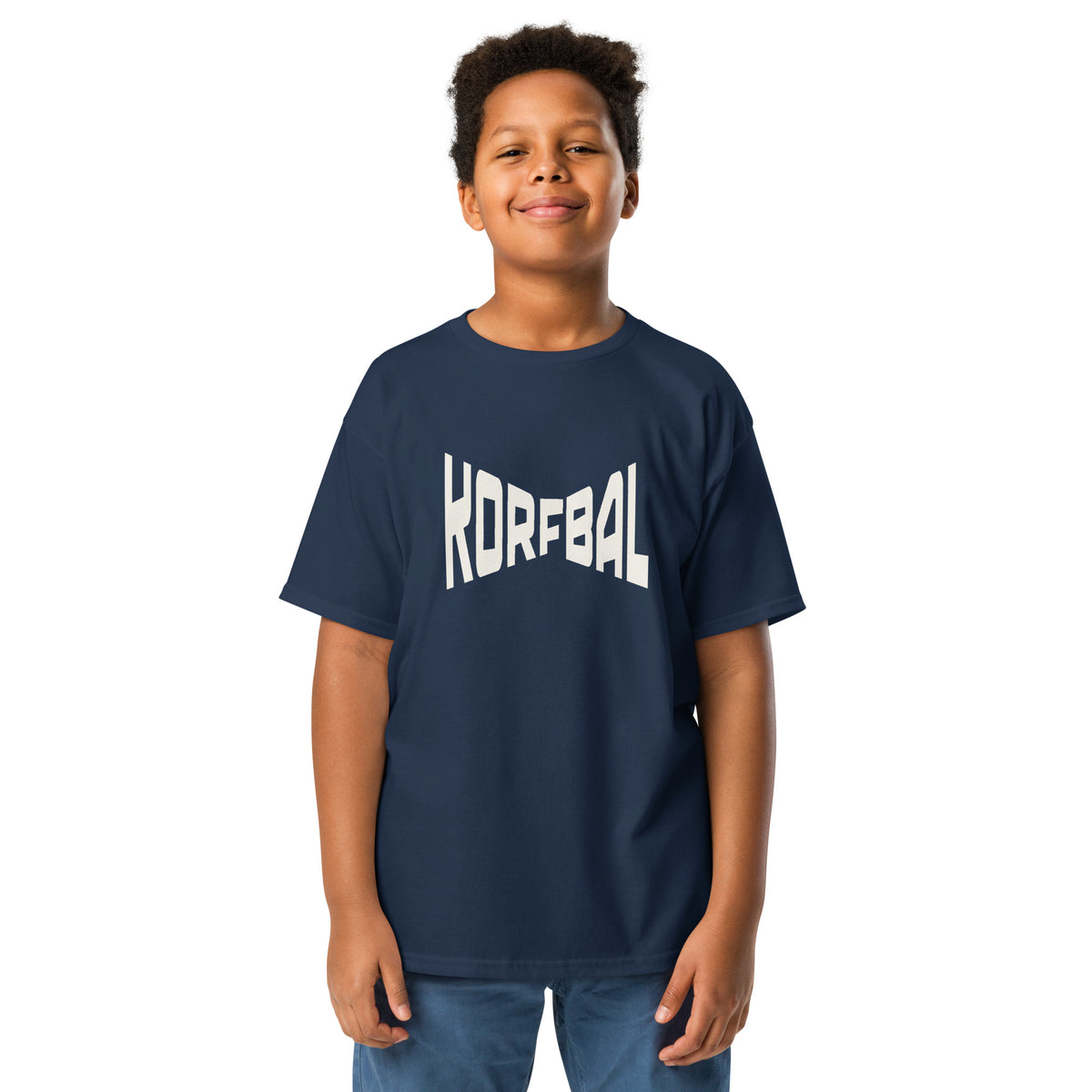 Kind in een donkerblauw kinder-t-shirt met KORFBAL in brede witte blokletters