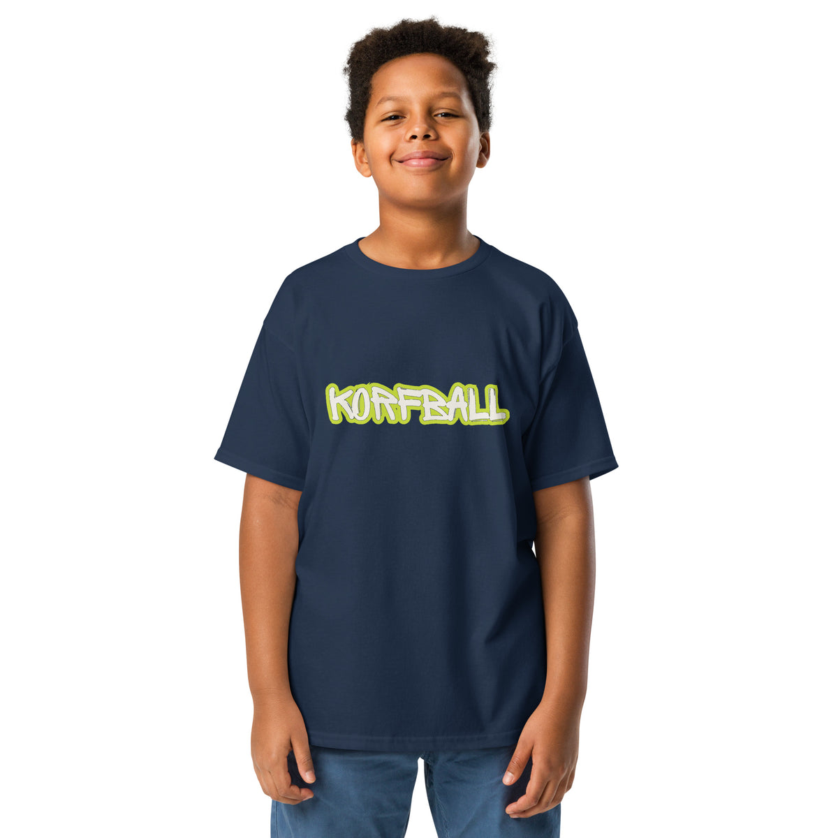 Kind in een donkerblauw kinder-t-shirt met KORFBALL in witte letters met een limegroene rand