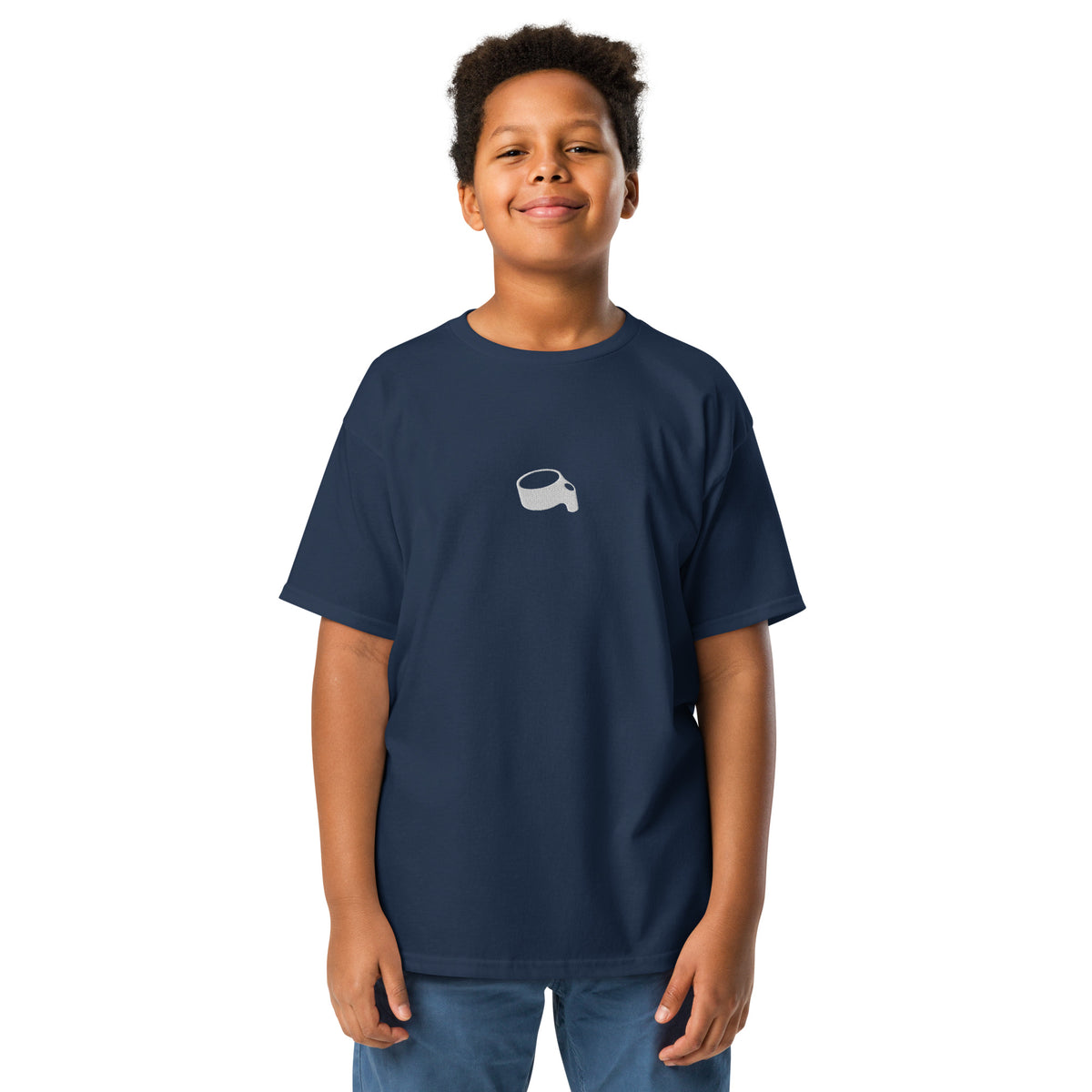 Kind in een donkerblauw kinder-t-shirt met een kleine lichtgrijze korf op de borst