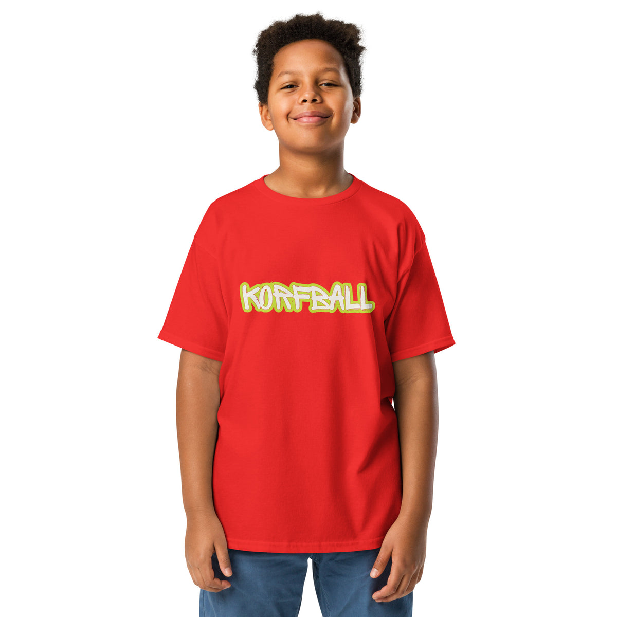 Kind in een rood kinder-t-shirt met KORFBALL in witte letters met een limegroene rand