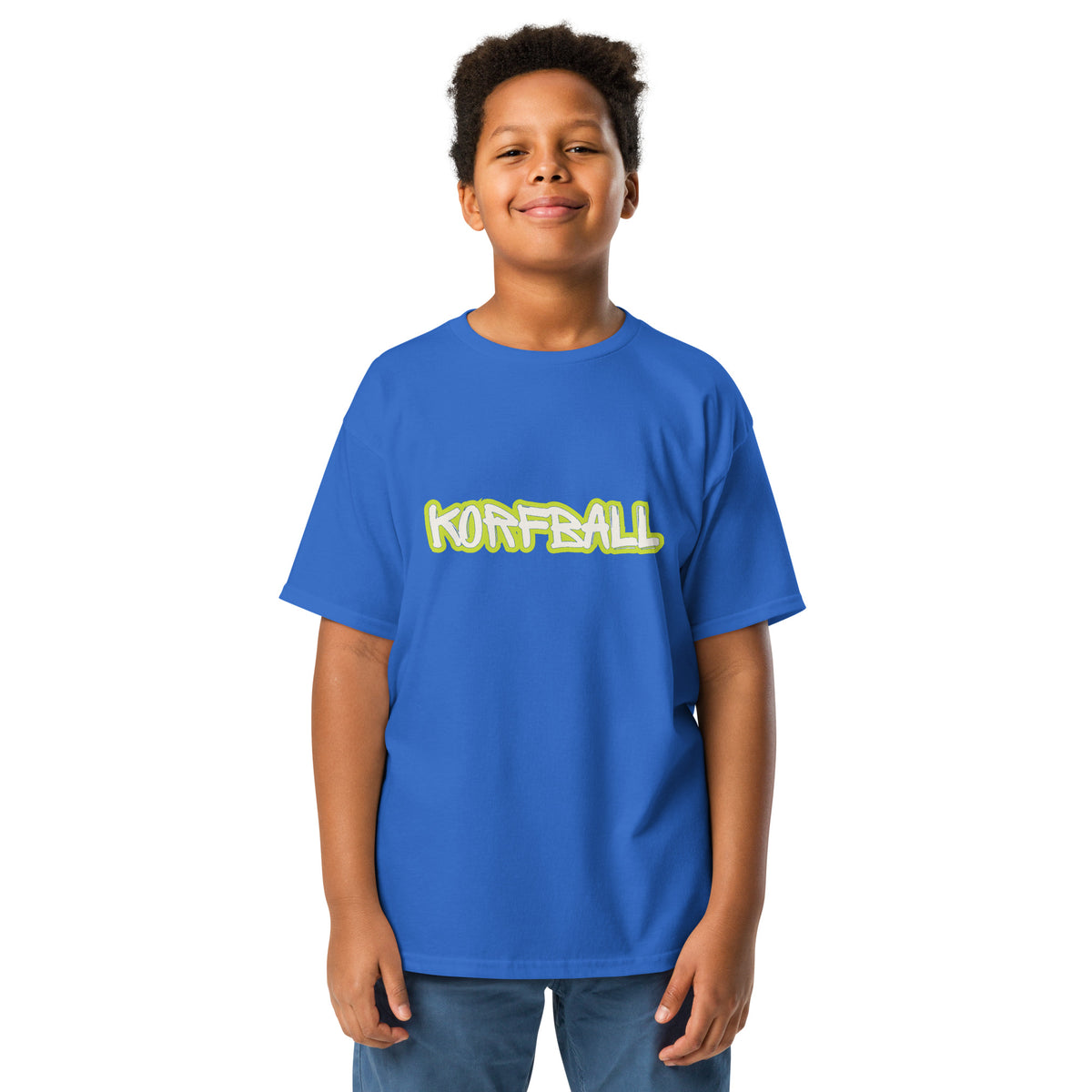 Kind in een koningsblauw kinder-t-shirt met KORFBALL in witte letters met een limegroene rand