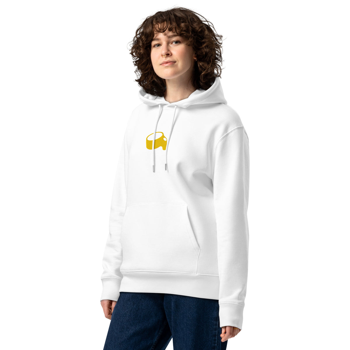 Model in de witte hoodie met de gele korf op de borst