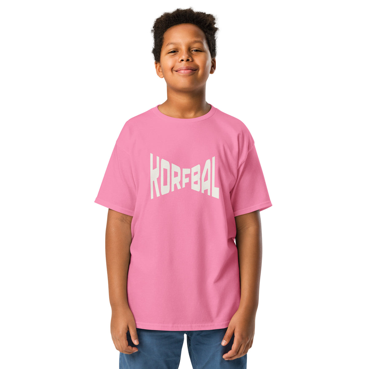 Kind in een roze kinder-t-shirt met KORFBAL in brede witte blokletters