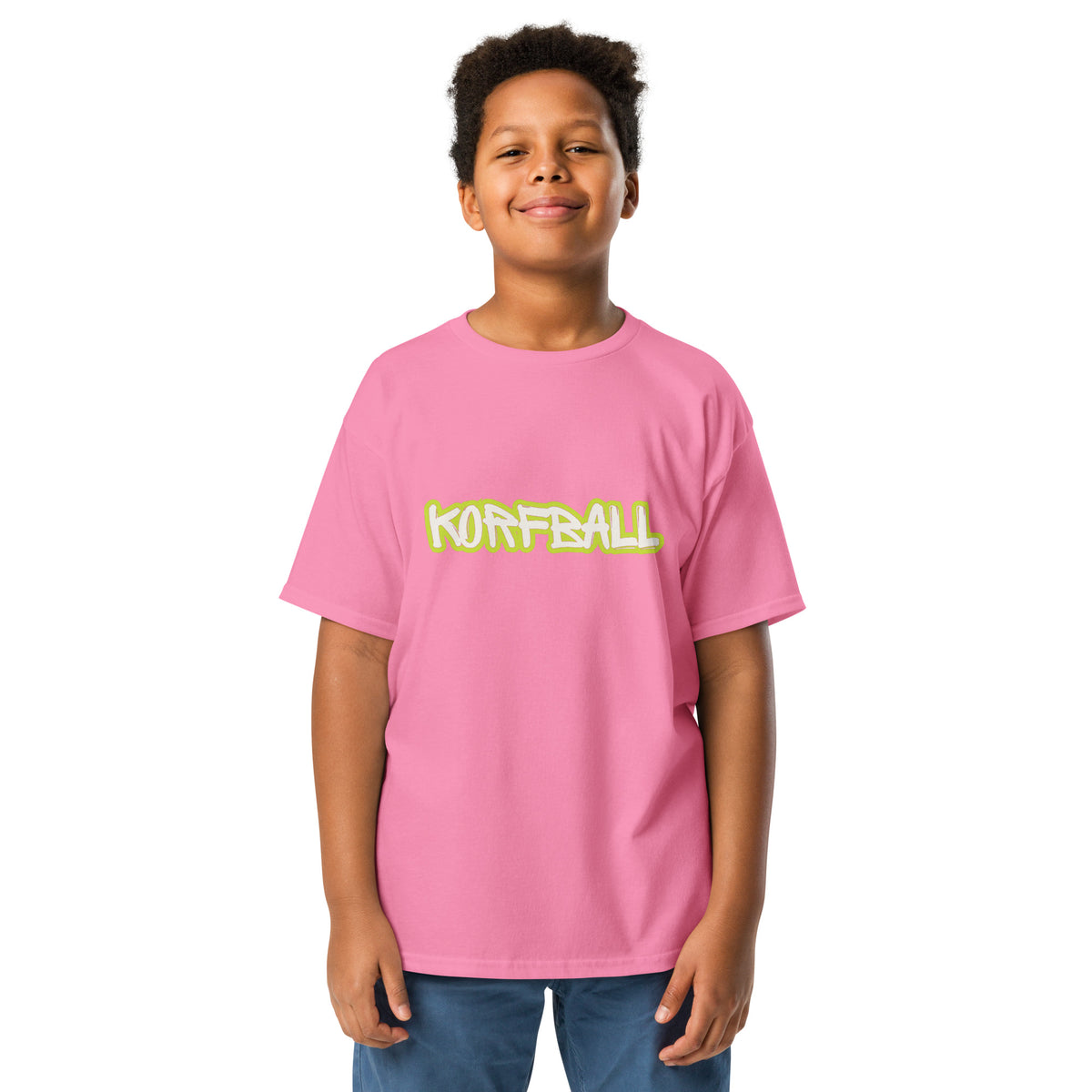 Kind in een roze kinder-t-shirt met KORFBALL in witte letters met een limegroene rand
