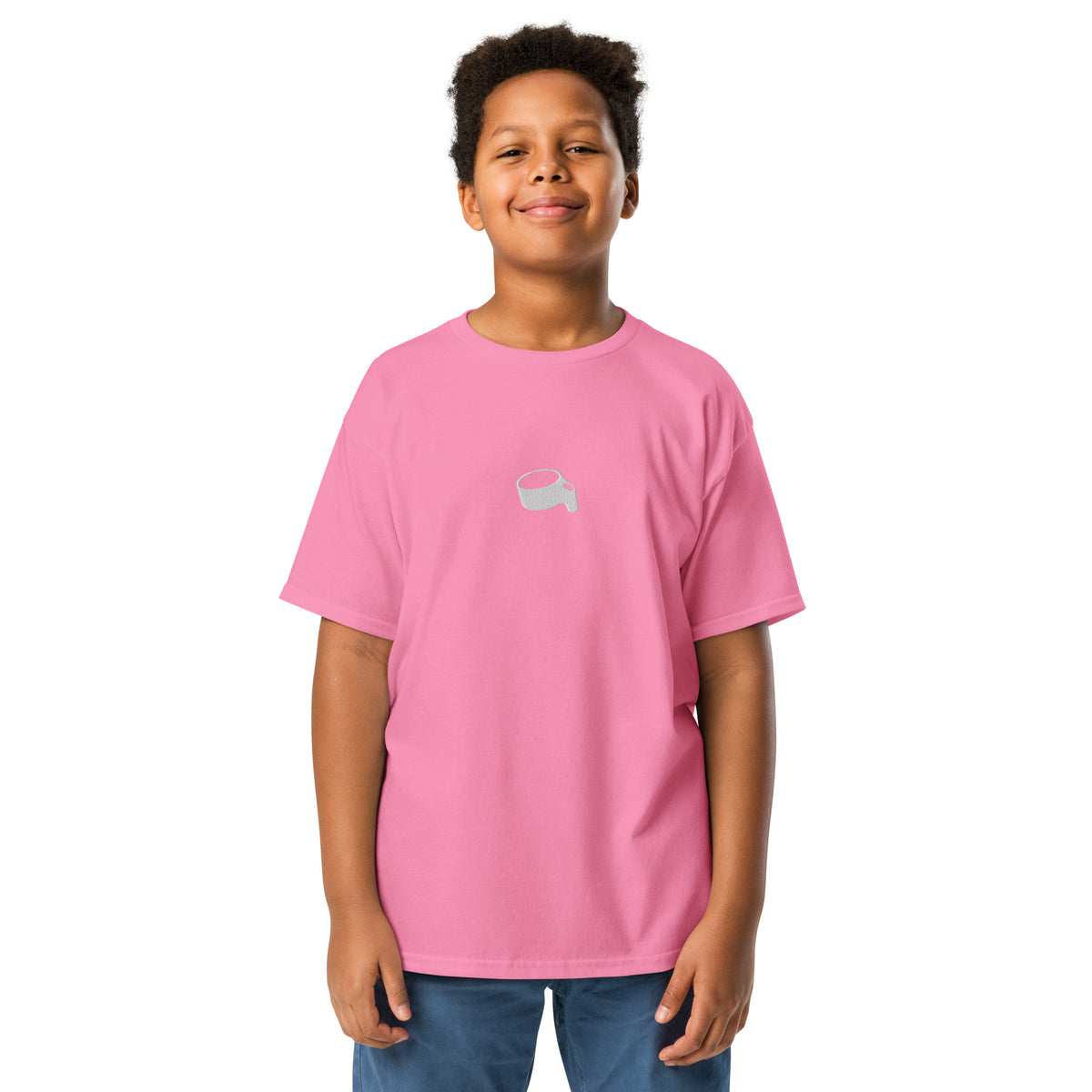 Kind in een roze kinder-t-shirt met een kleine lichtgrijze korf op de borst