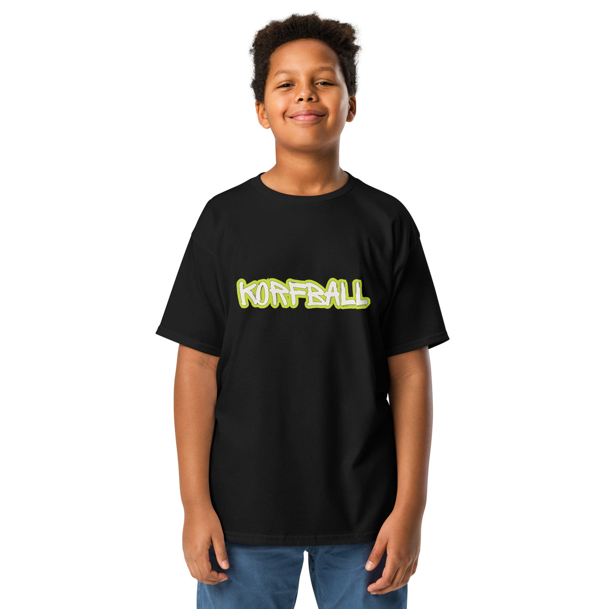 Kind in het zwarte kinder-t-shirt met KORFBALL in witte handgeschreven letters met een limegroene rand