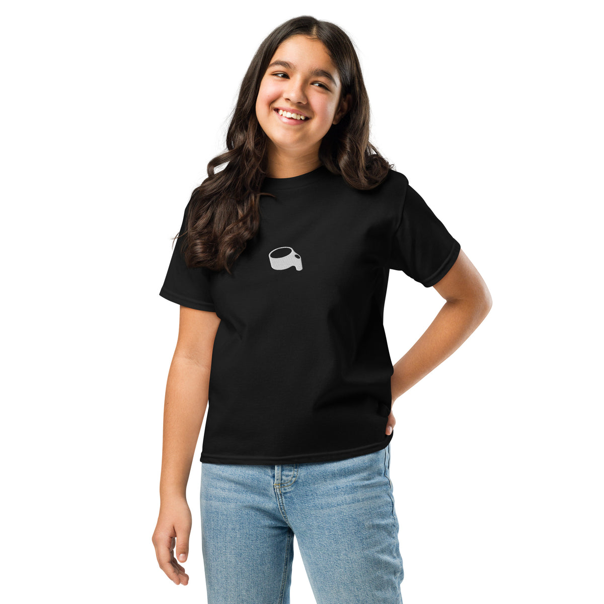 Kind in het zwarte kinder-t-shirt met een kleine lichtgrijze korf op de borst, hand op de heup