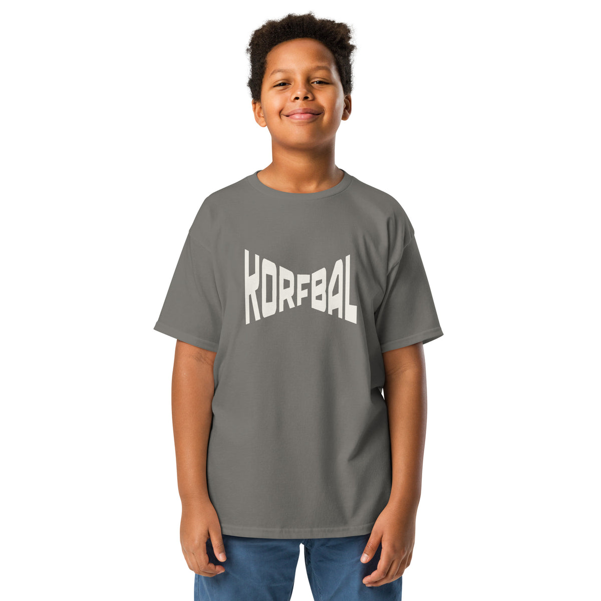 Kind in een donkergrijs kinder-t-shirt met KORFBAL in brede witte blokletters