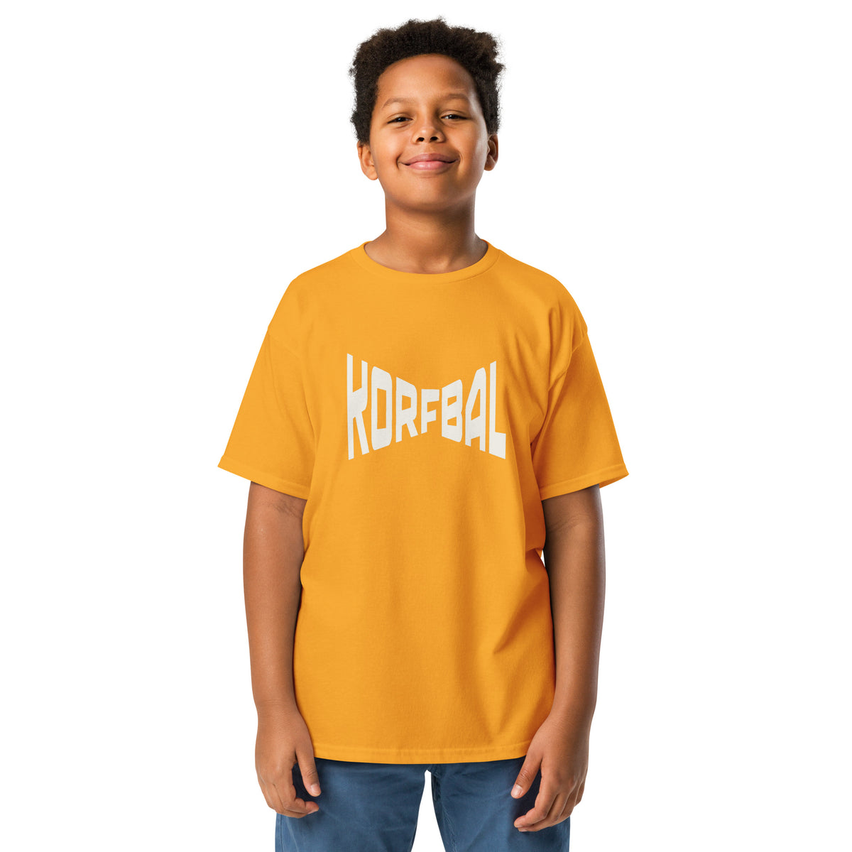 Kind in een oranjegeel kinder-t-shirt met KORFBAL in brede witte blokletters