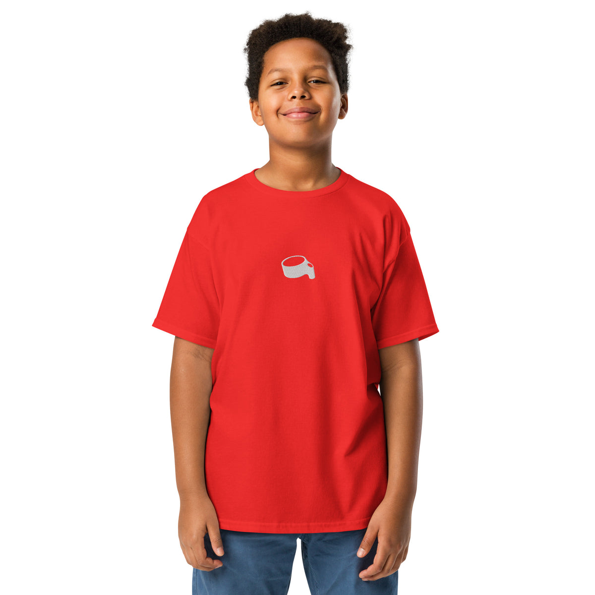 Kind in een rood kinder-t-shirt met een kleine lichtgrijze korf op de borst