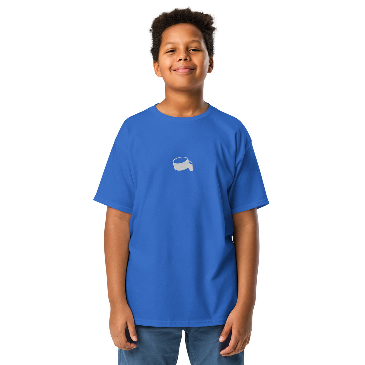 Kind in een koningsblauw kinder-t-shirt met een kleine lichtgrijze korf op de borst